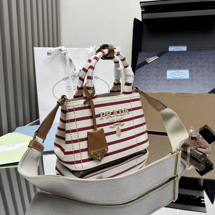 スーパーコピー プラダ キーホルダー