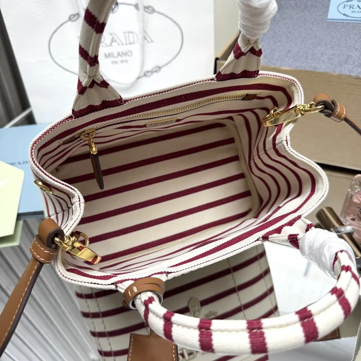 スーパーコピー プラダ キーホルダー