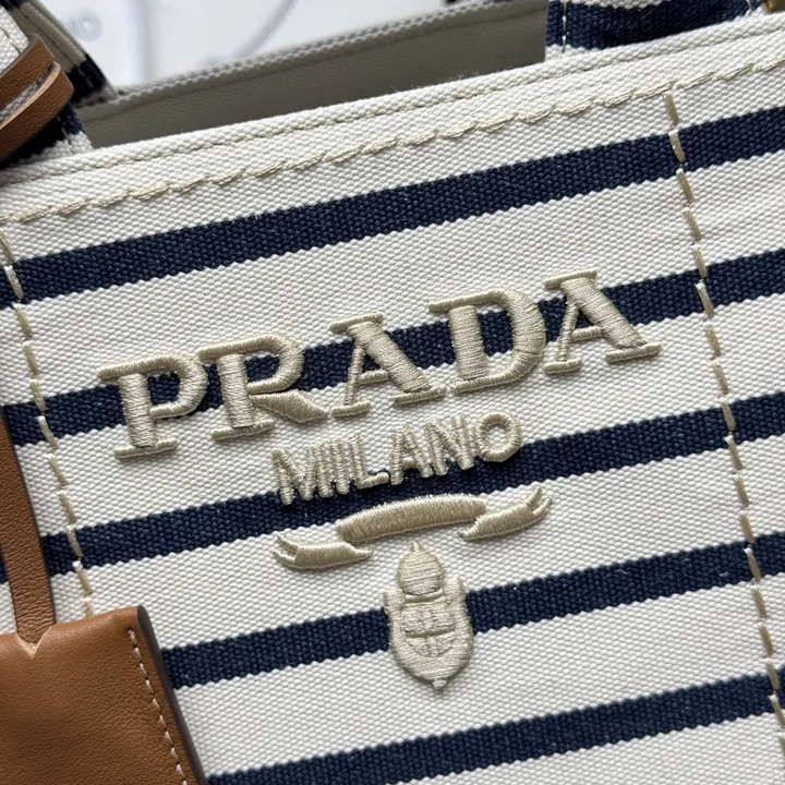 スーパーコピー プラダ キーホルダー