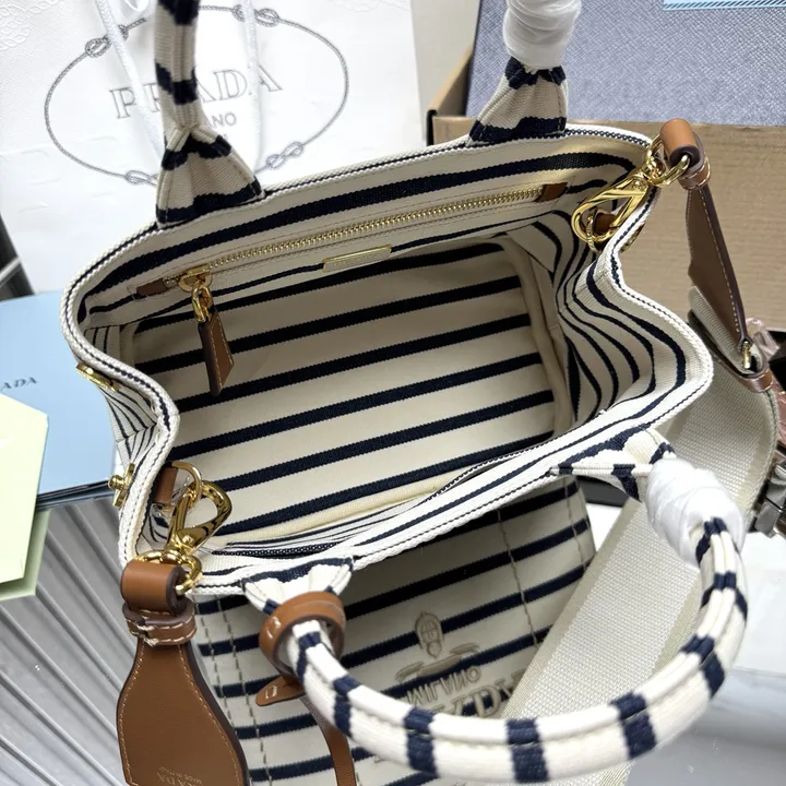 スーパーコピー プラダ キーホルダー