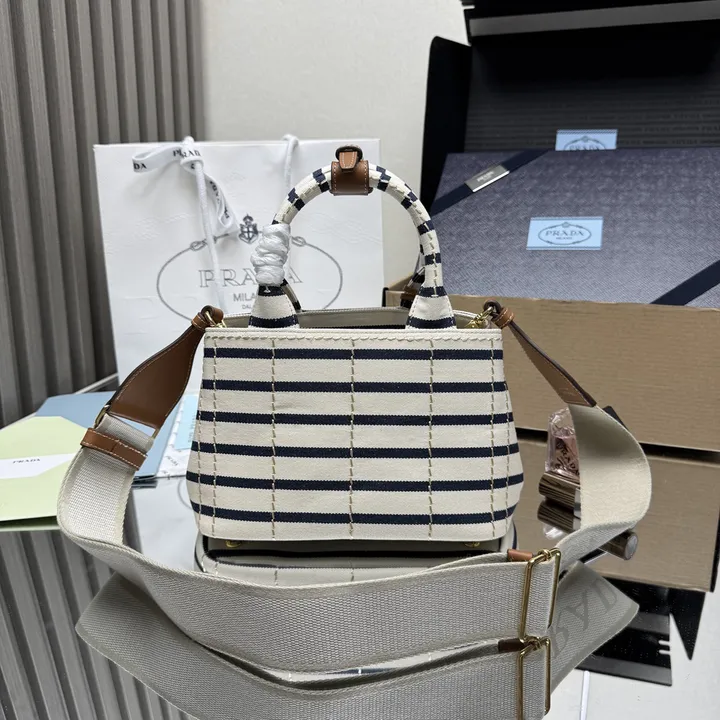 スーパーコピー プラダ キーホルダー