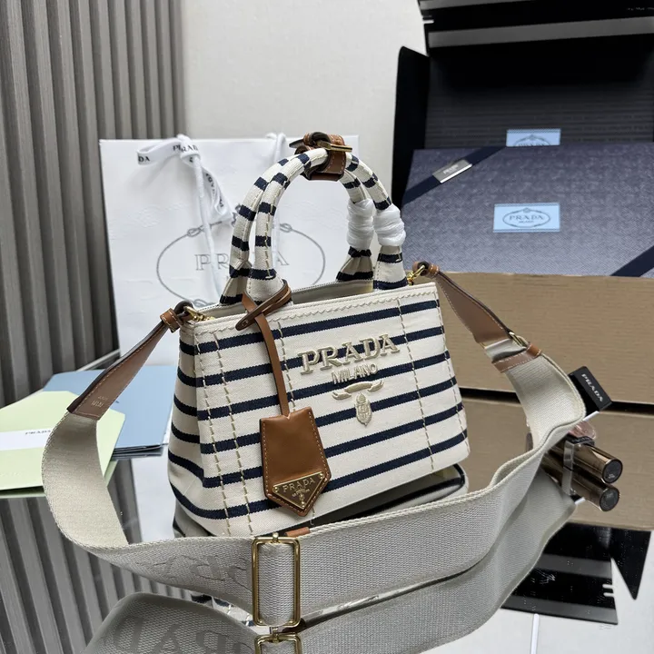 スーパーコピー プラダ キーホルダー