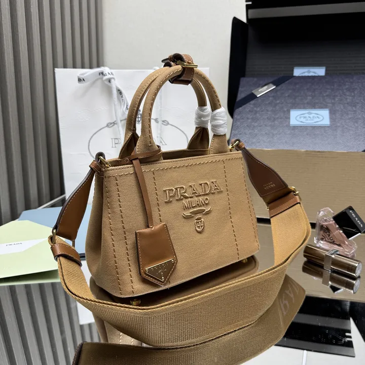 スーパーコピー プラダ キーホルダー