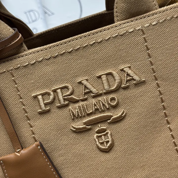 スーパーコピー プラダ キーホルダー