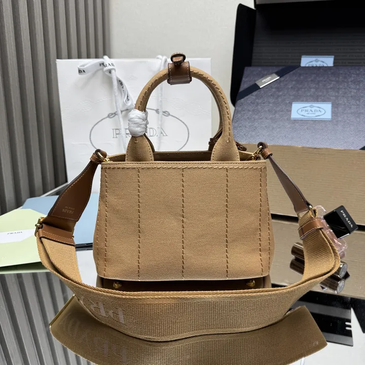 スーパーコピー プラダ キーホルダー