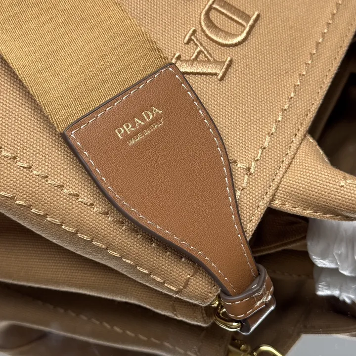 スーパーコピー プラダ キーホルダー