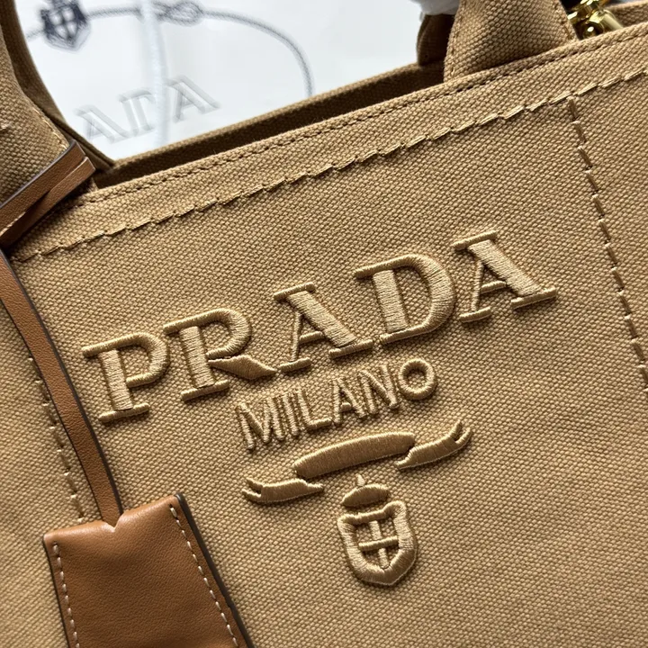 スーパーコピー プラダ キーホルダー