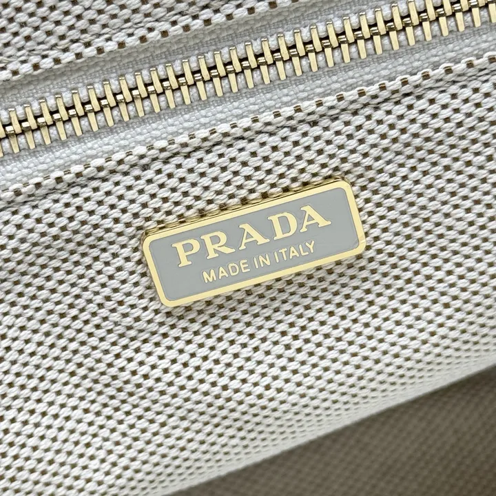 スーパーコピー プラダ キーホルダー