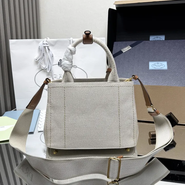 スーパーコピー プラダ キーホルダー