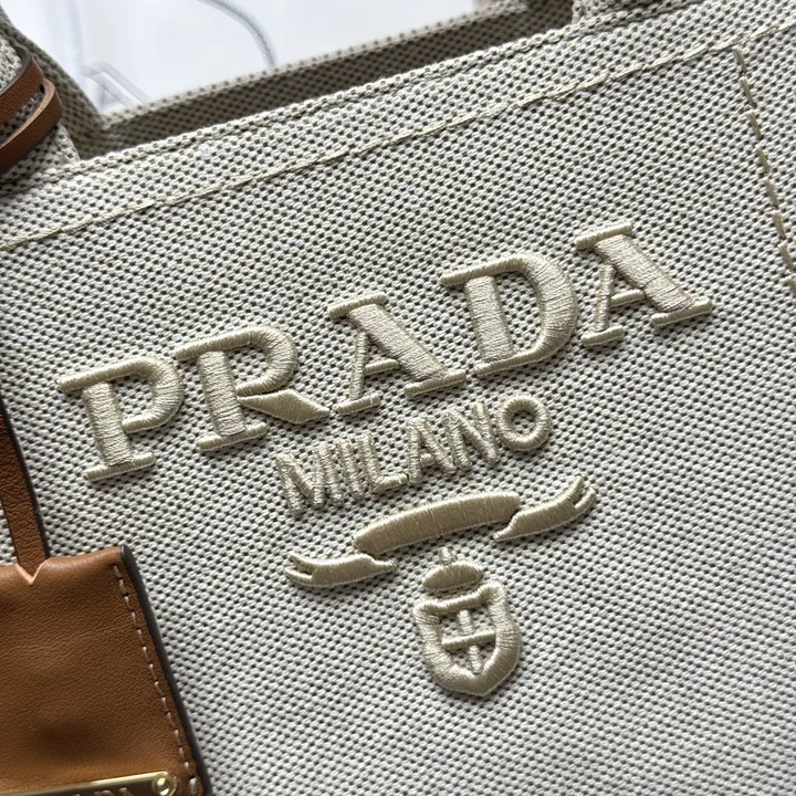 スーパーコピー プラダ キーホルダー