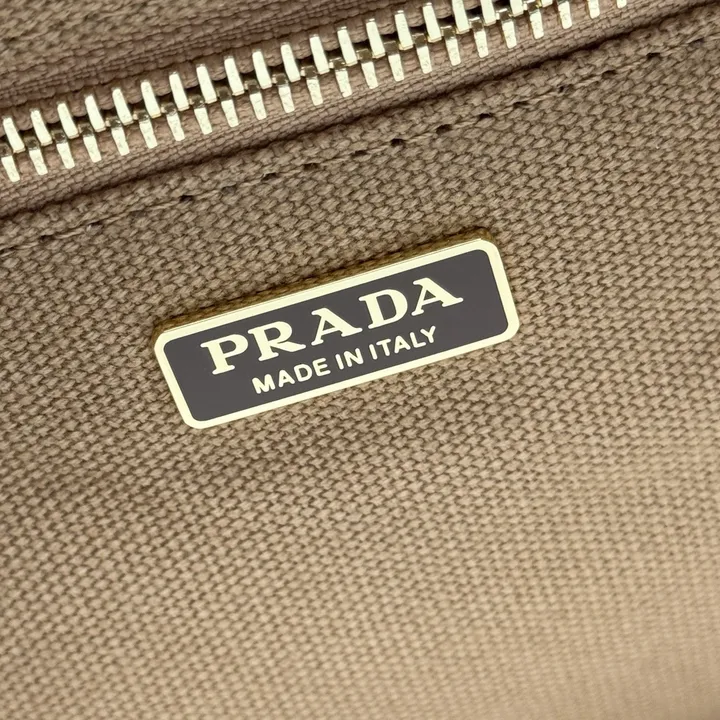 スーパーコピー プラダ キーホルダー