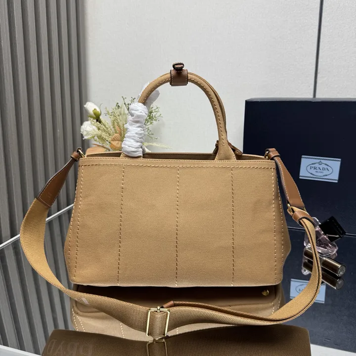 スーパーコピー プラダ キーホルダー