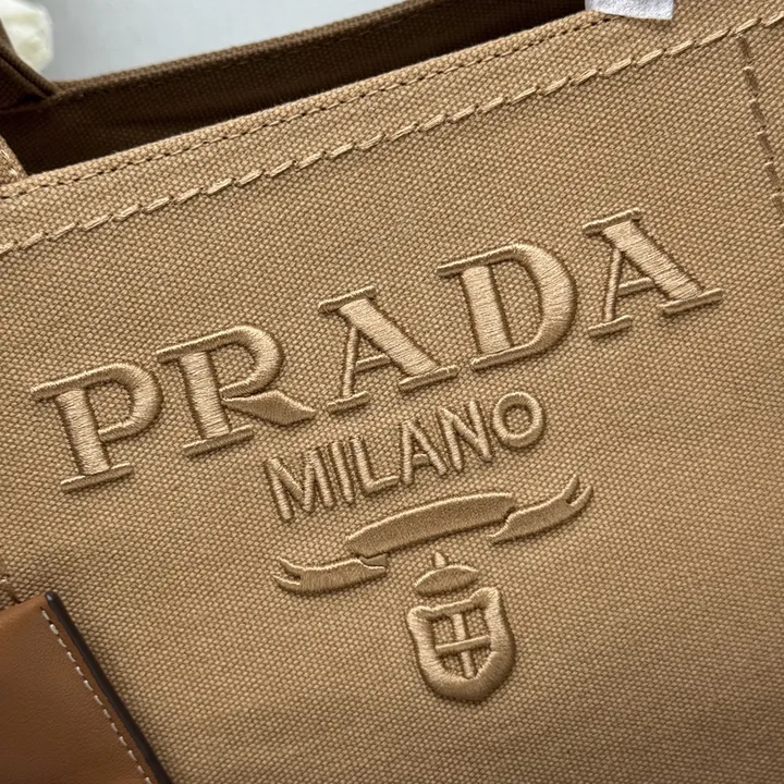 スーパーコピー プラダ キーホルダー