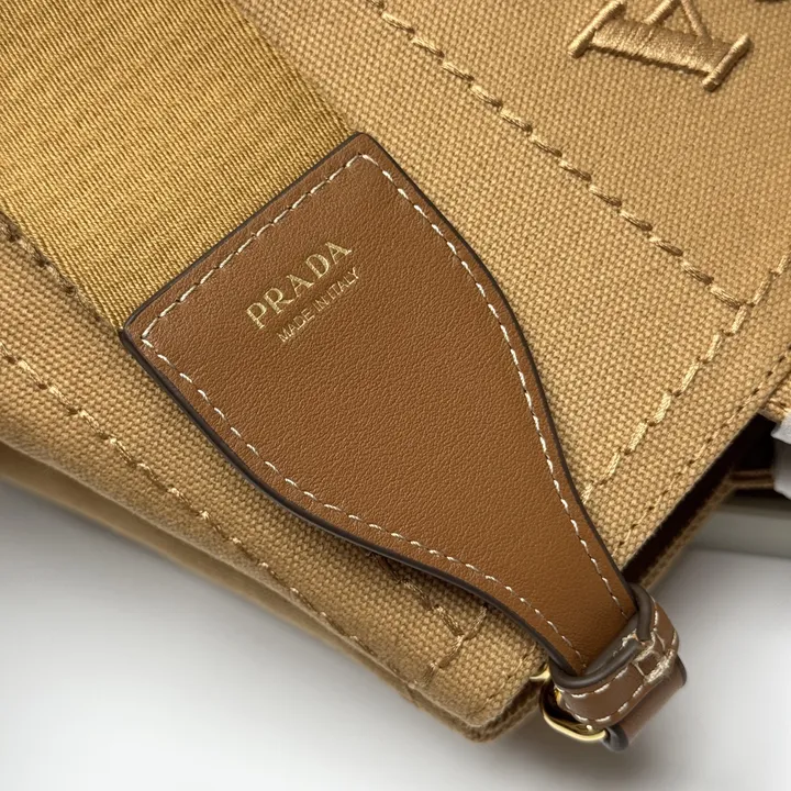 スーパーコピー プラダ キーホルダー