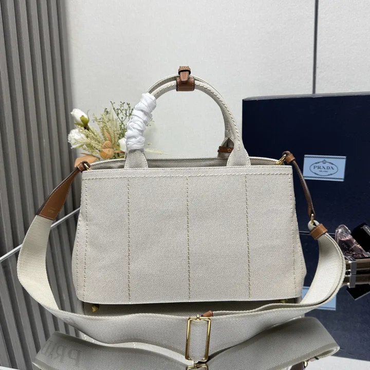 スーパーコピー プラダ キーホルダー