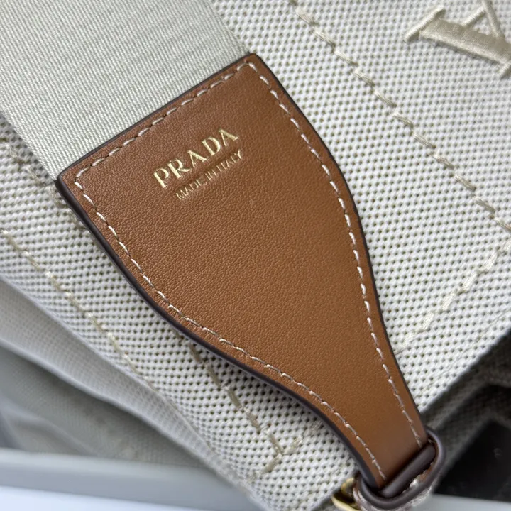 スーパーコピー プラダ キーホルダー