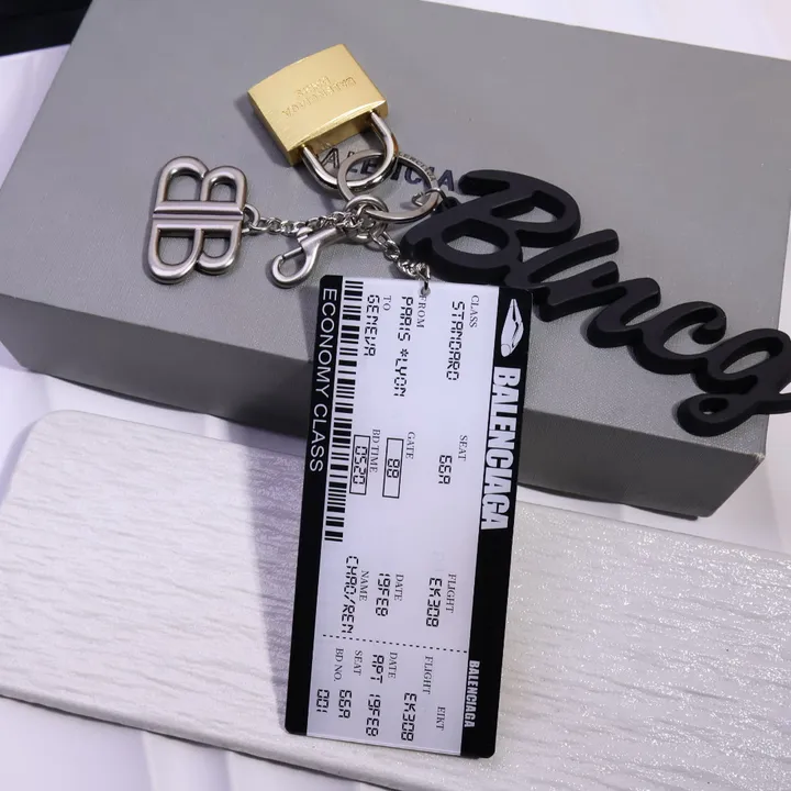 スーパーコピー バレンシアガ キーホルダー