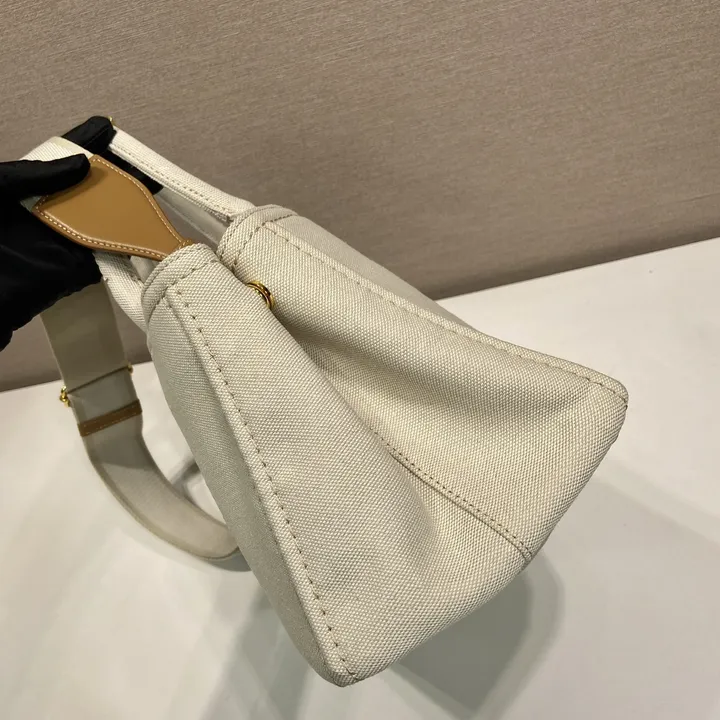 スーパーコピー プラダ キーホルダー