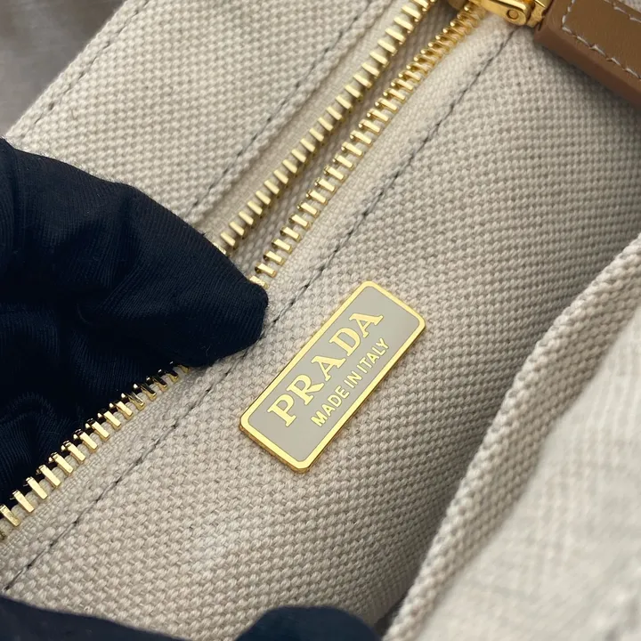 スーパーコピー プラダ キーホルダー