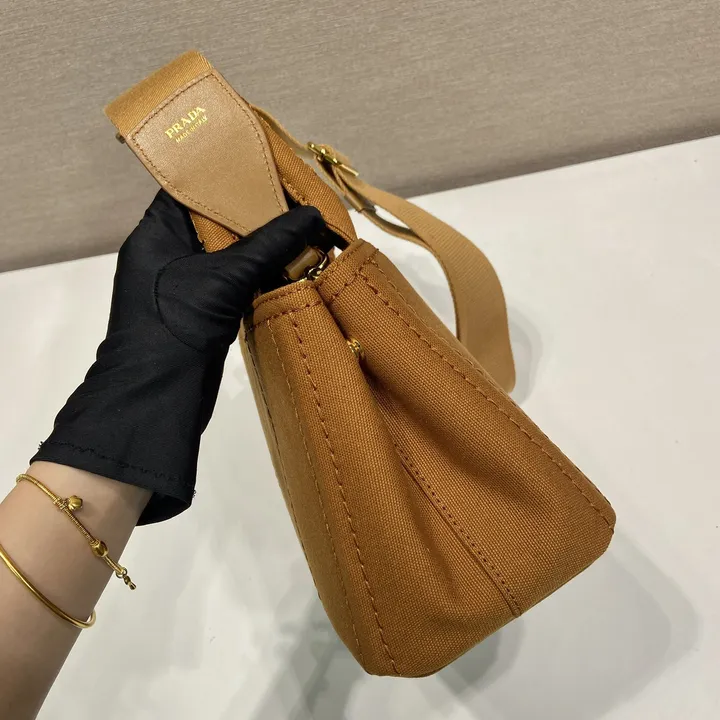 スーパーコピー プラダ キーホルダー