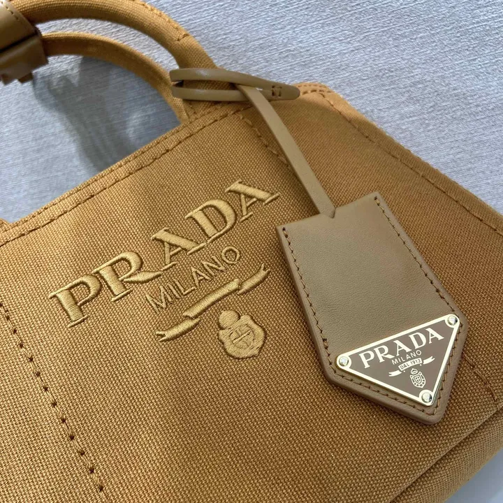 スーパーコピー プラダ キーホルダー