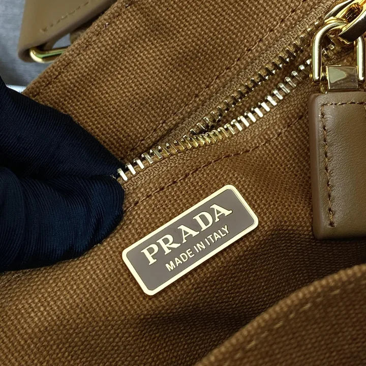 スーパーコピー プラダ キーホルダー