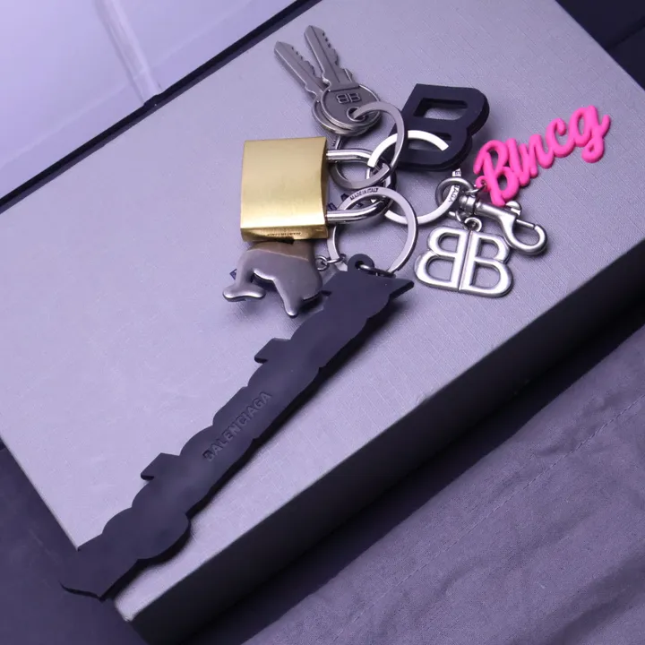 スーパーコピー バレンシアガ キーホルダー