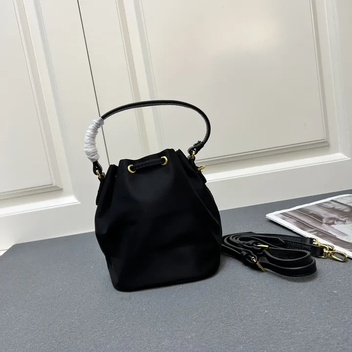 スーパーコピー バレンシアガ キーホルダー