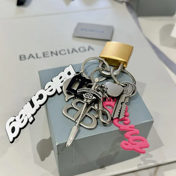スーパーコピー バレンシアガ キーホルダー