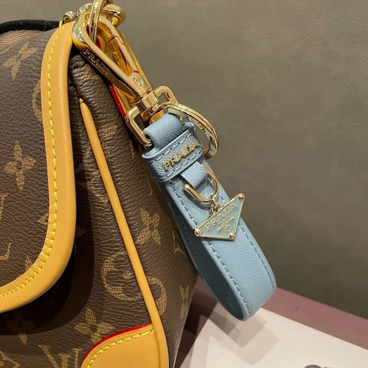 スーパーコピー バレンシアガ キーホルダー