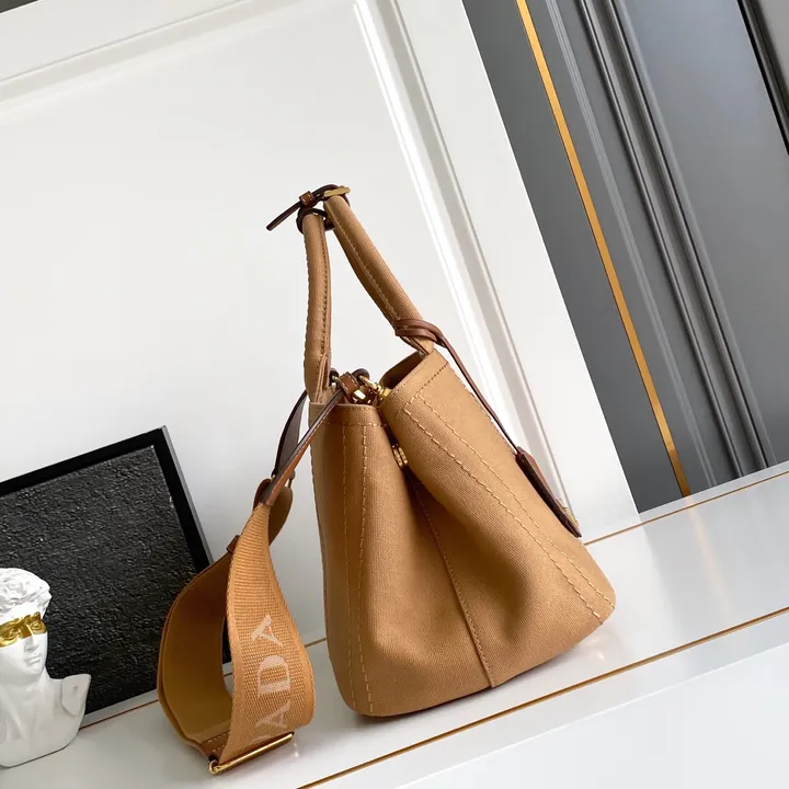 スーパーコピー プラダ キーホルダー