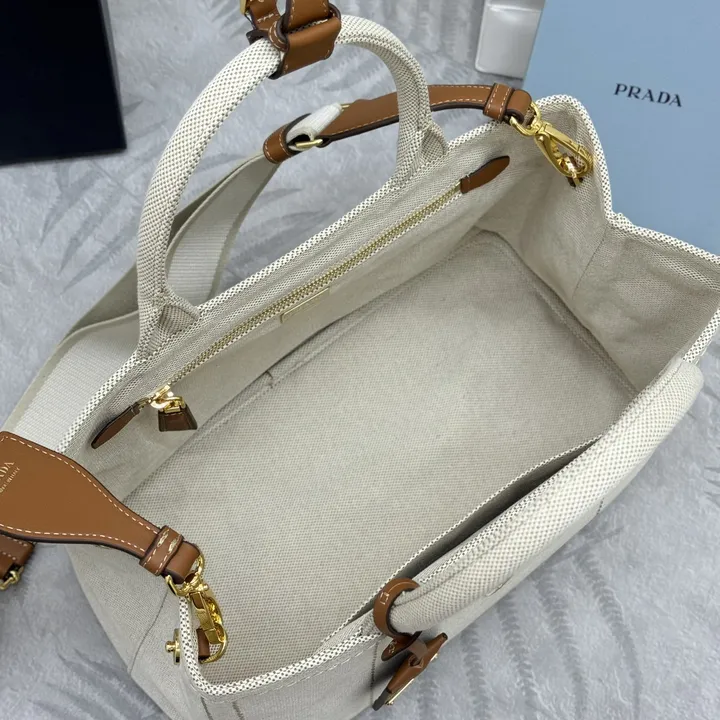 スーパーコピー プラダ キーホルダー