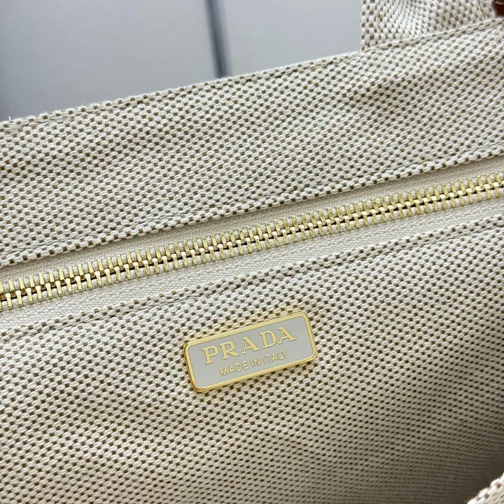 スーパーコピー プラダ キーホルダー