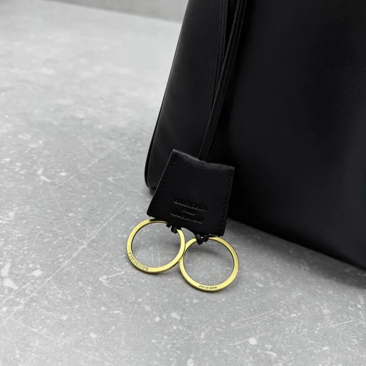 スーパーコピー バレンシアガ キーホルダー