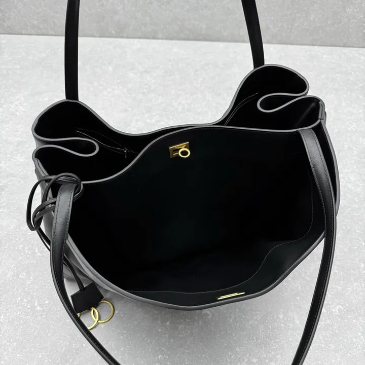 スーパーコピー バレンシアガ キーホルダー