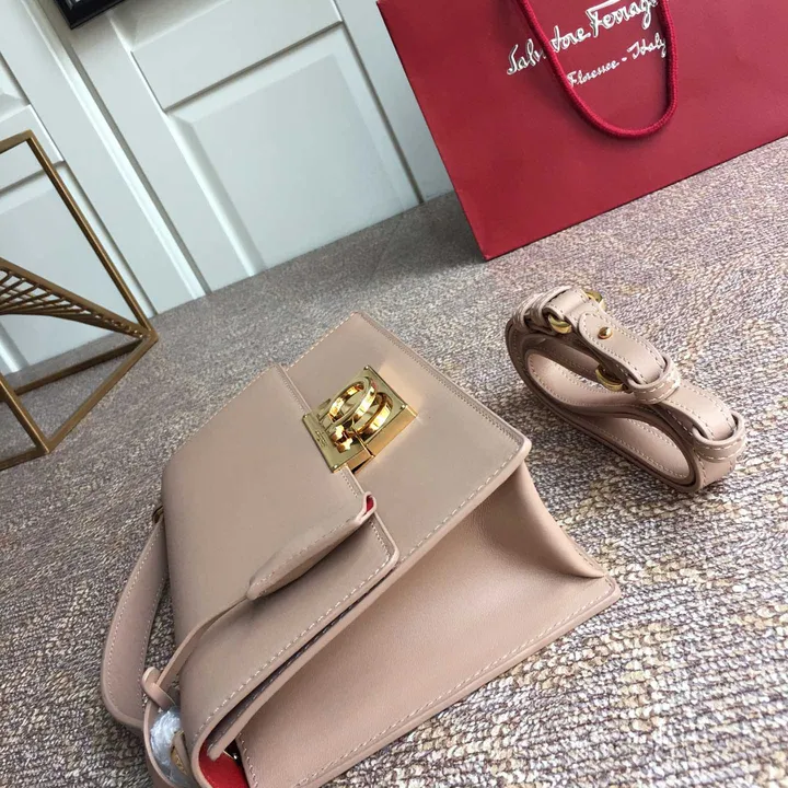 スーパーコピー フェラガモ キーホルダー