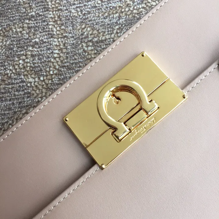 スーパーコピー フェラガモ キーホルダー