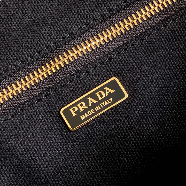 スーパーコピー プラダ キーホルダー