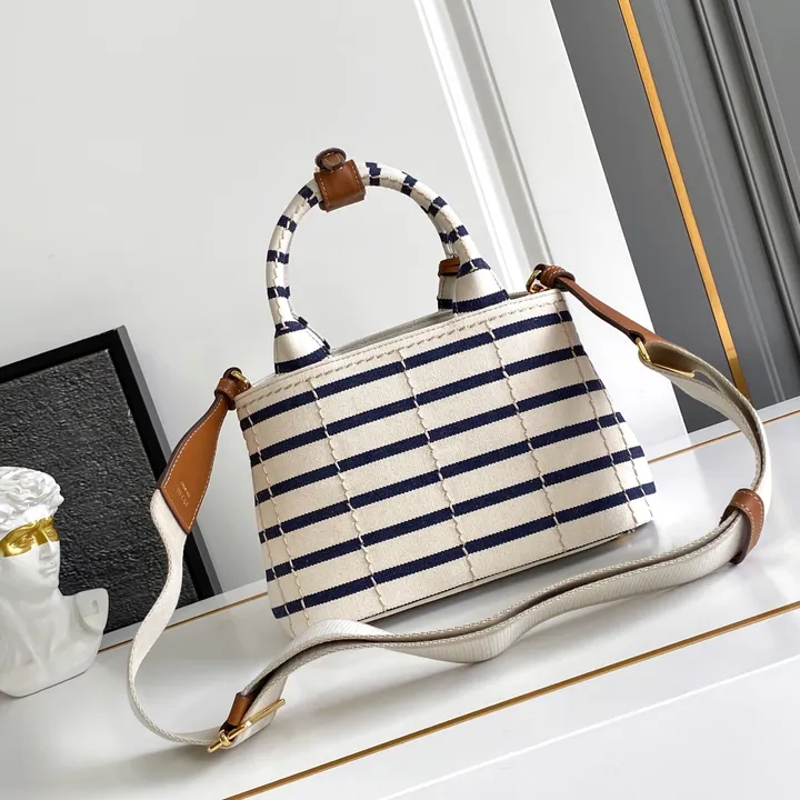 スーパーコピー プラダ キーホルダー