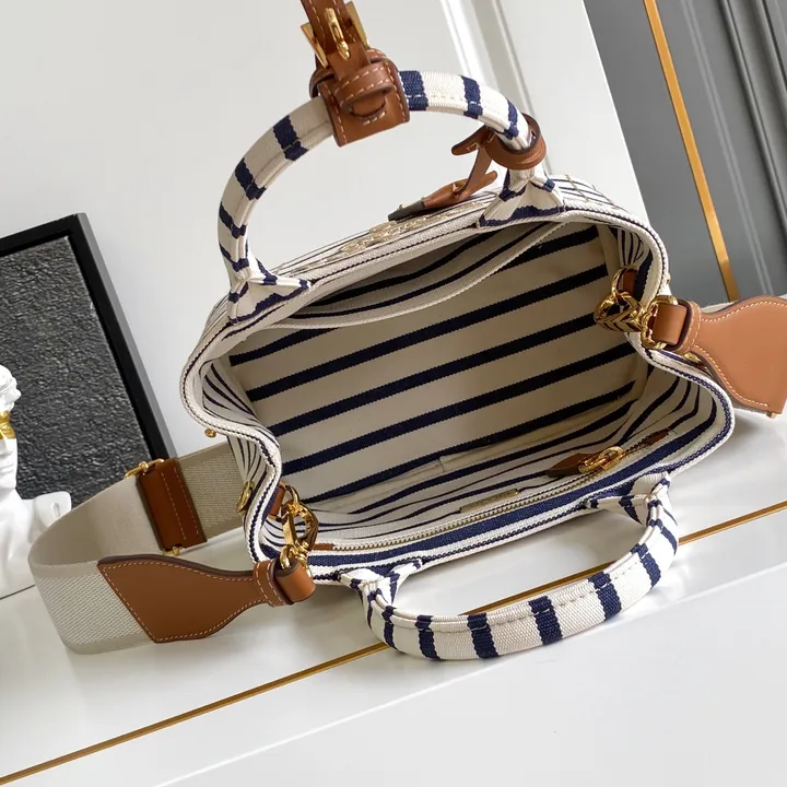 スーパーコピー プラダ キーホルダー