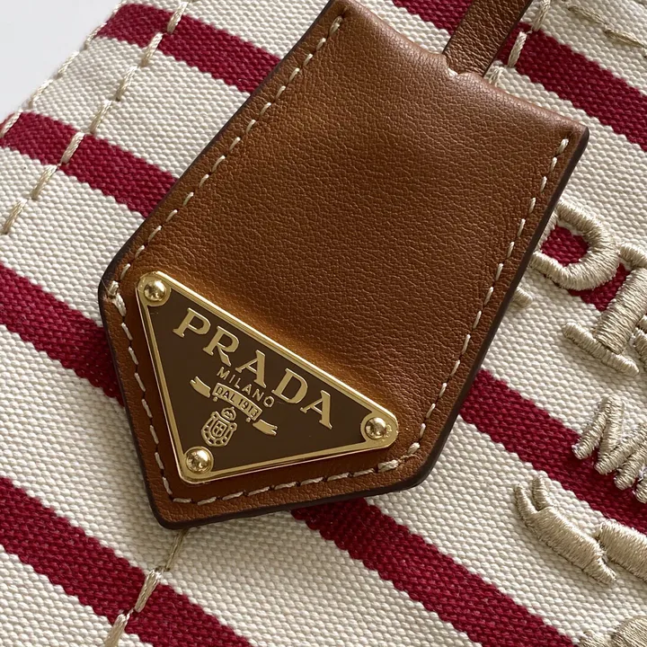 スーパーコピー プラダ キーホルダー