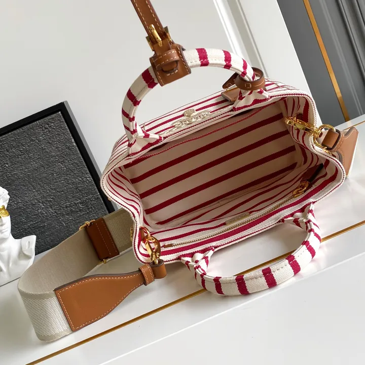 スーパーコピー プラダ キーホルダー