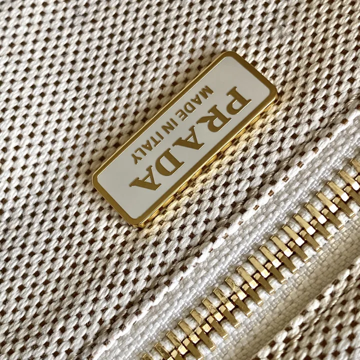 スーパーコピー プラダ キーホルダー