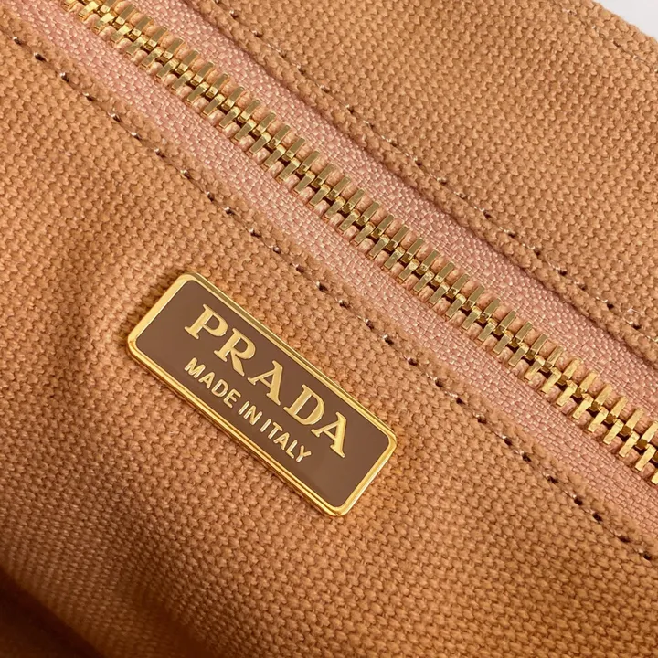 スーパーコピー プラダ キーホルダー