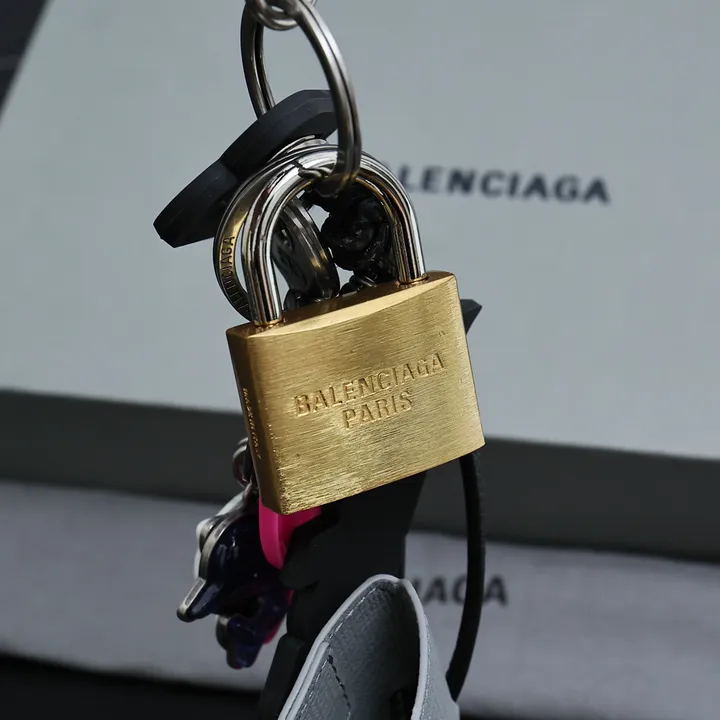 スーパーコピー バレンシアガ キーホルダー