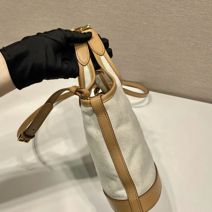 スーパーコピー プラダ キーホルダー