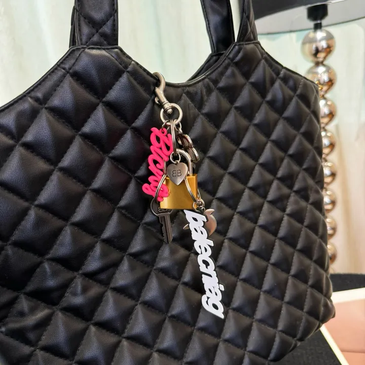 スーパーコピー バレンシアガ キーホルダー