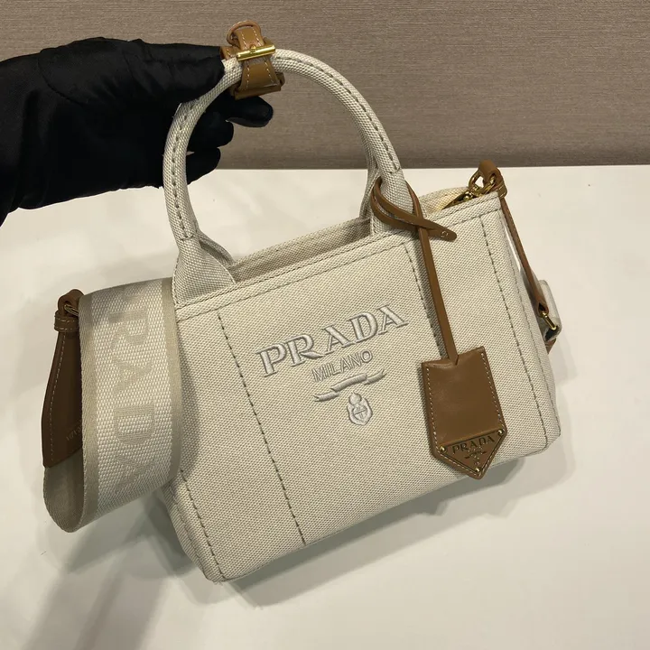 スーパーコピー プラダ キーホルダー