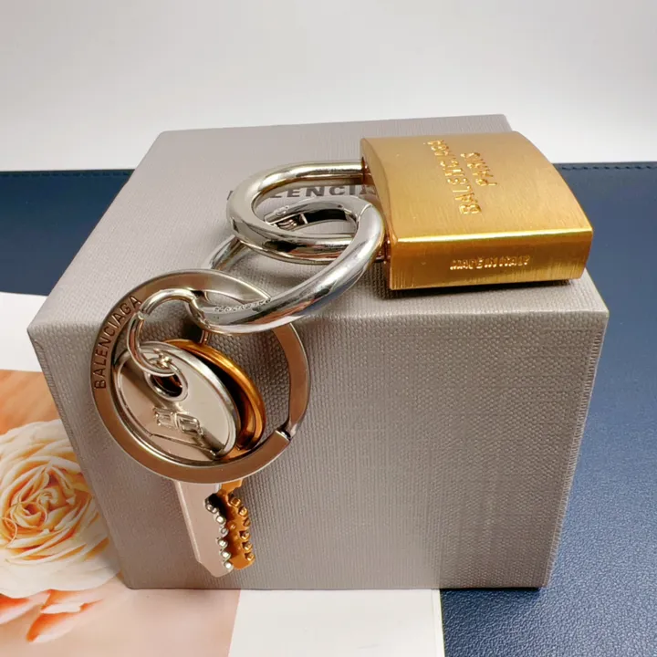 スーパーコピー バレンシアガ キーホルダー