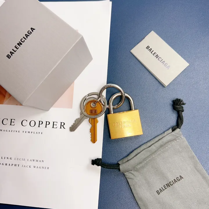 スーパーコピー バレンシアガ キーホルダー